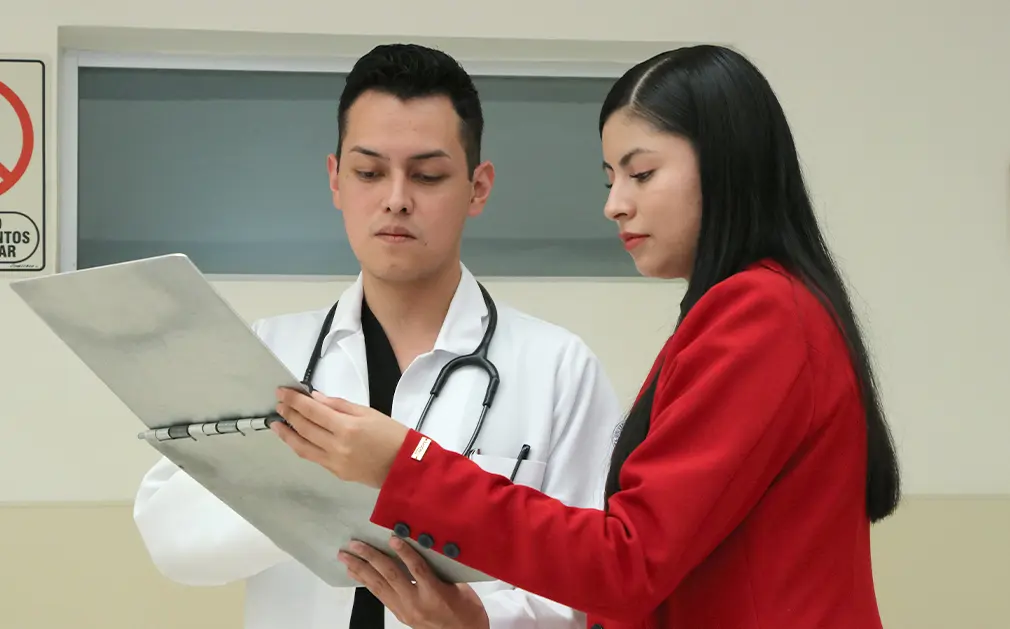 Doctor atendiendo paciente